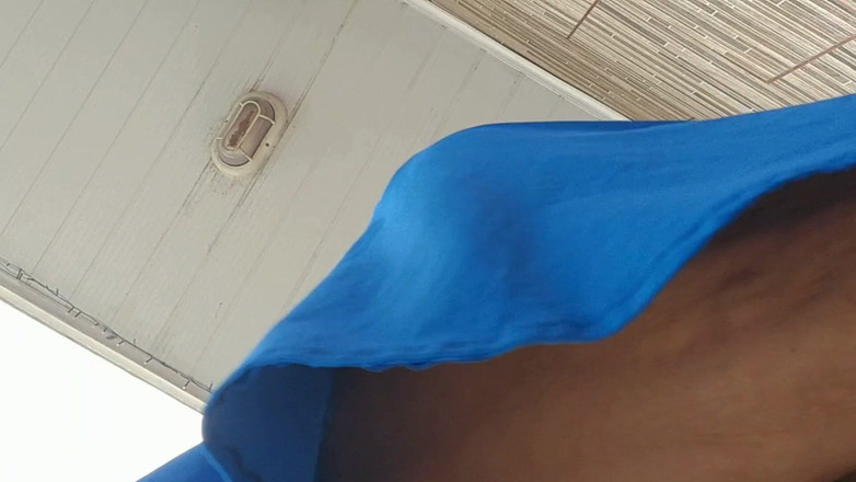 Priscila: Nech můj mobil nahrává moji macechu při čištění chodníku