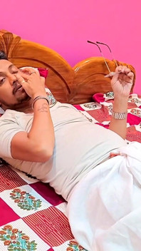 Bapa mertua meletakkan tangan menantu perempuannya ke dalam zakarnya dan meninggalkannya.