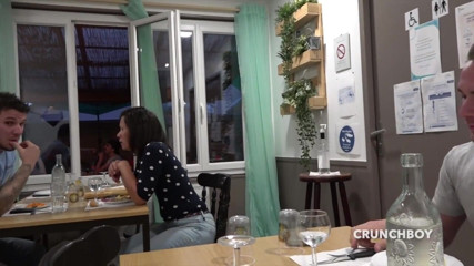 When straights boys fuck their gay friends: Un garçon hétéro baise un gay au restaurant