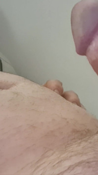 Mitternachts-masturbation und abspritzen auf der toilette