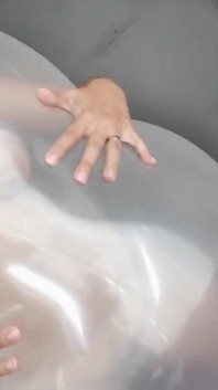 Squirt et chevaucher pour faire éclater un gros ballon de cristal