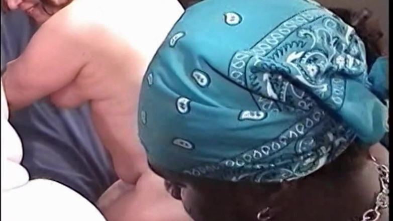 Night wank: Mamă sexy matură cu forme are parte de mai multe...