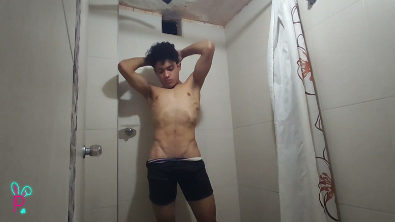 Isak pervert: หนุ่มน่ารักตูดใหญ่สัมผัสตัวเองในห้องน้ําสาธารณะ