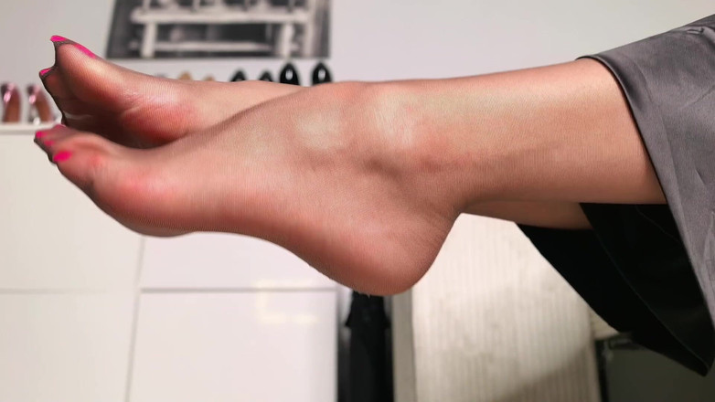 Goddess Lena: Provocazione calda - calze e ciabatte