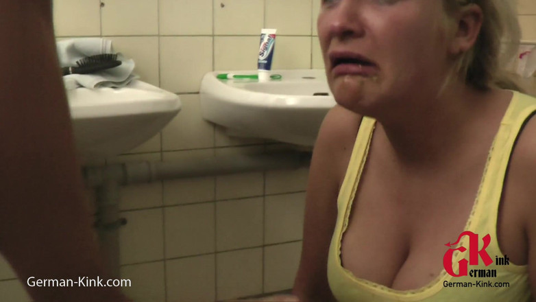 German Kink: Deepthroat action för blond brud i badrummet
