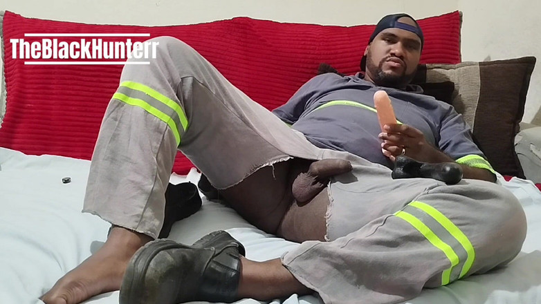 TheBlacKHunterr: 独自在家，手淫并射在靴子里