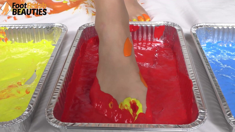 Foot Fetish HD: Brünette Diva streicht ihre Füße und Hände mit Farbe, um...