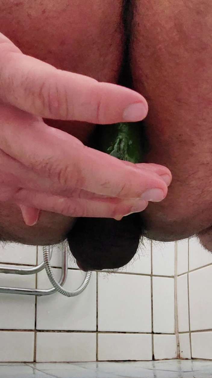 Danilol: Stor röv anal lek med gurka