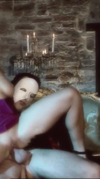 Gwiazda porno Leah Lush zostaje zerżnięta w dupę przez ducha, który jest właścicielem jej z dużym kutasem - Widmo zamku 3