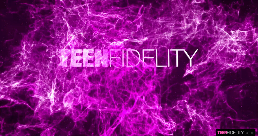 Teenfidelity: Teenfidelity - Suzie Sparklez mengambilnya jauh ke dalam pantat berairnya!