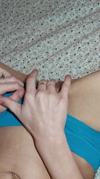 Wet Pussy Fuck: První 18letá masturbace mokré kundičky a mokrých kalhotek