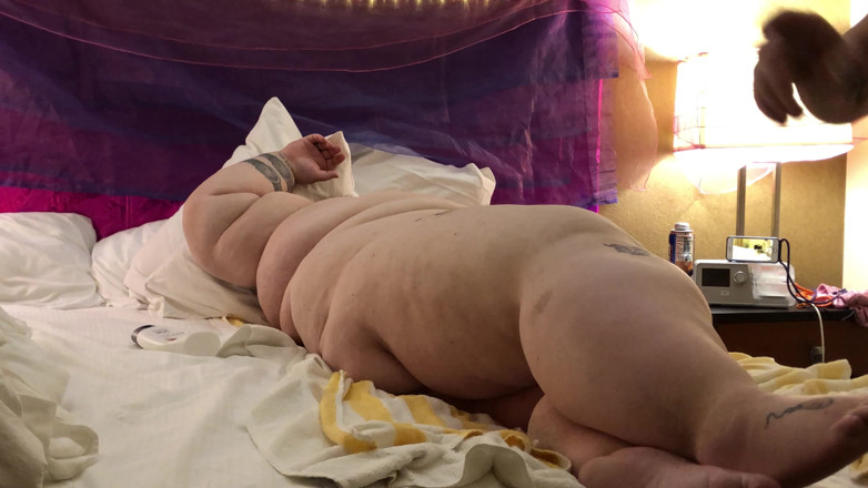 MistressWriggler: Şımartmak Sapıklık Olurken! Zinde Kız Amını Şişman Adamın Göbeğine Sürtüyor!