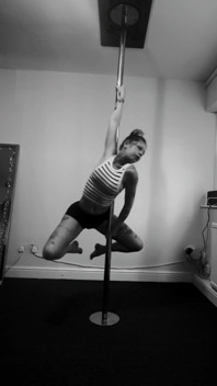 扭扭，转弯，挑逗