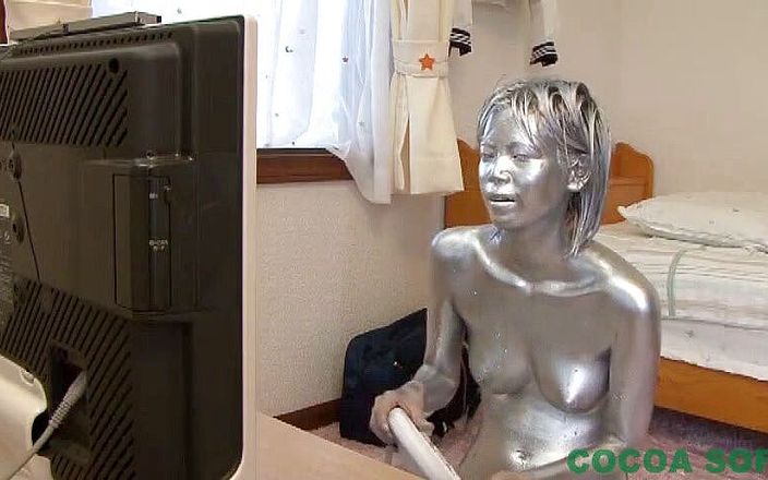 Cocoa Soft: Dışarıda gümüş bir vücut boyası videosu çekti