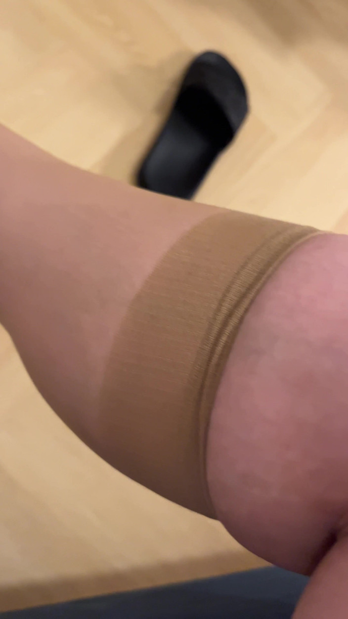 Feet: Fotshow I Knähöga Strumpor