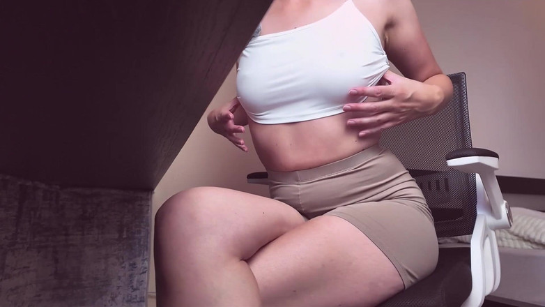 Ela Stance: Une salope excitée écarte son cul pour une dose de sperme