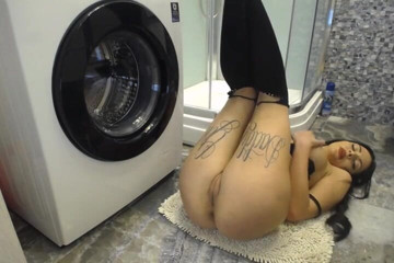 HurricaneKat_: Orgasmo in bagno