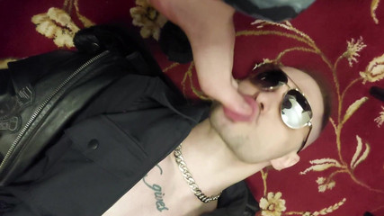 KinkySirius: Dva policisté sehráli hru na hrdiny zatýkání, nadvlády, odlivu lidu