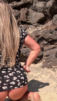 POV geen slipje onder korte jurk op het openbare strand