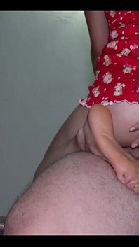 Corno pede a sua esposa gostosa para foder seu vizinho!