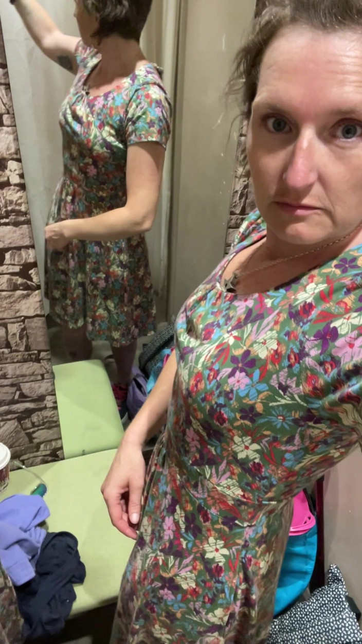 MistressWriggler: ¡desnúdándose Para Probarse Nuevos Vestidos En Público!