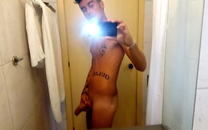 Idmir Sugary: Ragazzo mediorientale si masturba nel bagno dell&amp;#039;hotel, sborra nel lavandino