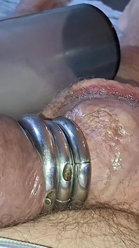 Un monstre pompe sa bite en silicone
