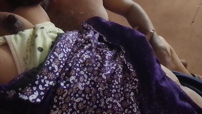 Bijukumar: Awek kampung Tamil dihisap buah dadanya oleh suaminya