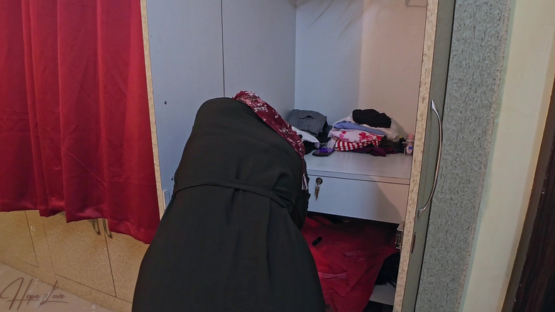 Hope Love: Une Malaisienne en hijab est seule à la maison et couche...