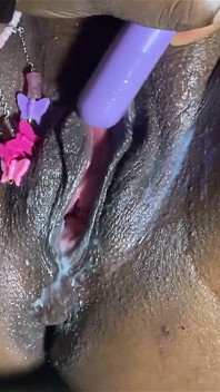 Sensuele lesbische oliemassage eindigt in een intense voorbinddildo-beukpartij