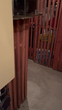 VEDERE LA PERSOANA 1 am fost prins masturbându-mă goală în subsol
