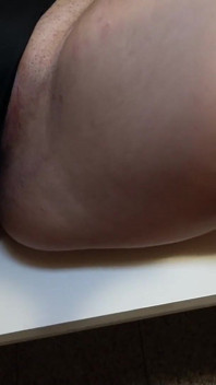 Alemã curvilínea menina com peitões e enorme rabo saltando seduz para amadora gozada interna