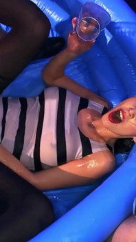 Ggg brittany bardot - devot yüzüne işiyor