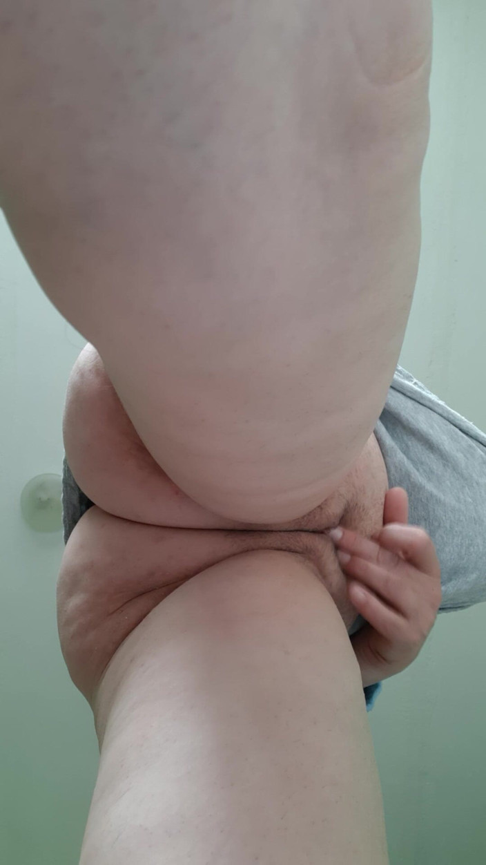 Lesbian-illusion: Cikgu MILF melancap pepek dalam kelas