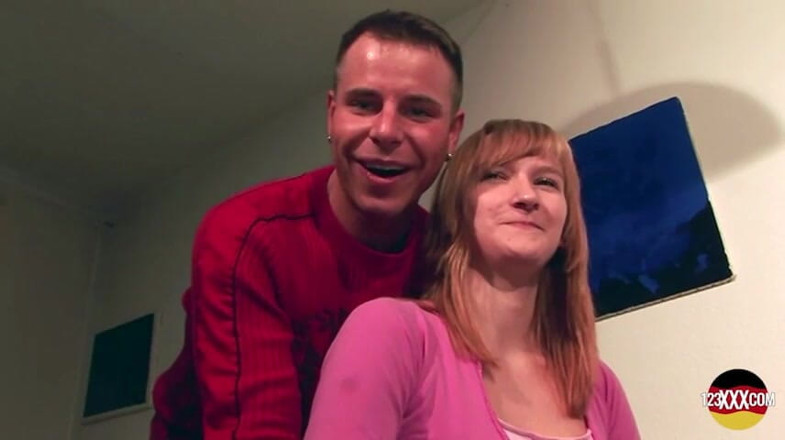 123XXX - 100% Amateurs: A la rubia de culo redondo de Alemania le gusta...