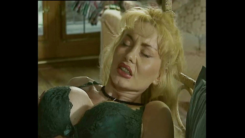 Vintage Climax: Hete milfs likken graag ballen en zuigen pik