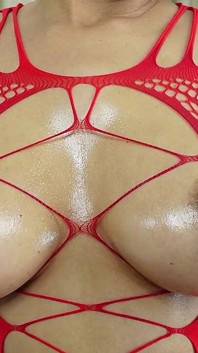 赤いボディストッキングの乳首遊び