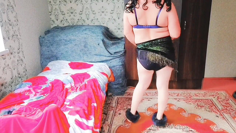 Kitty_Cross: Великолепная красотка-транс расчесывает волосы в круглом зеркале