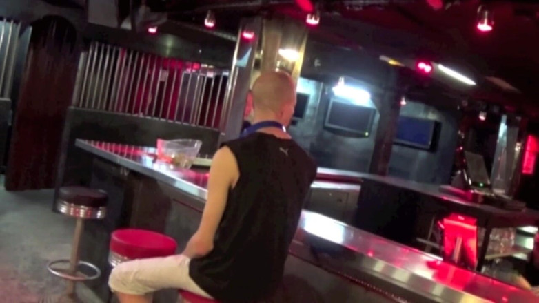 Gaybareback: Ošukal ji diskret bisexuální kluk v baru