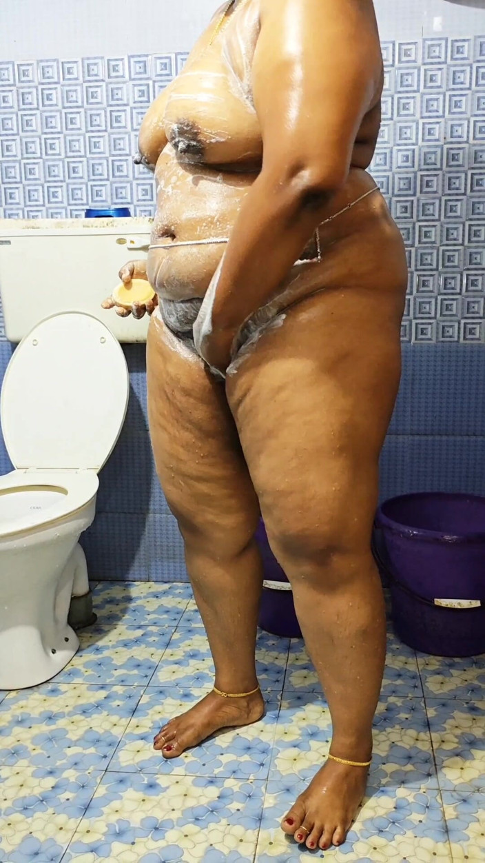 Anne Ipe: Desi ragazza che fa la doccia completamente nuda nel suo...