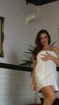 Cate Harrington banyo sahne arkası videosu