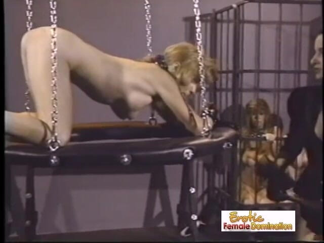 Erotic Lezdom: Брюнетка домина порет своего раба