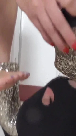 Foot Girls: Foot Smelling While Make up