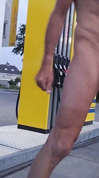 Nagi na stacji benzynowej