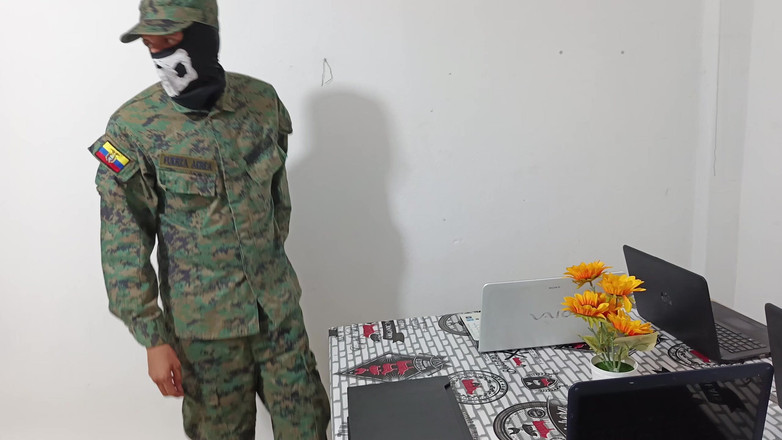 NEGRITA SEXY: 士兵访问计算机商店并操员工