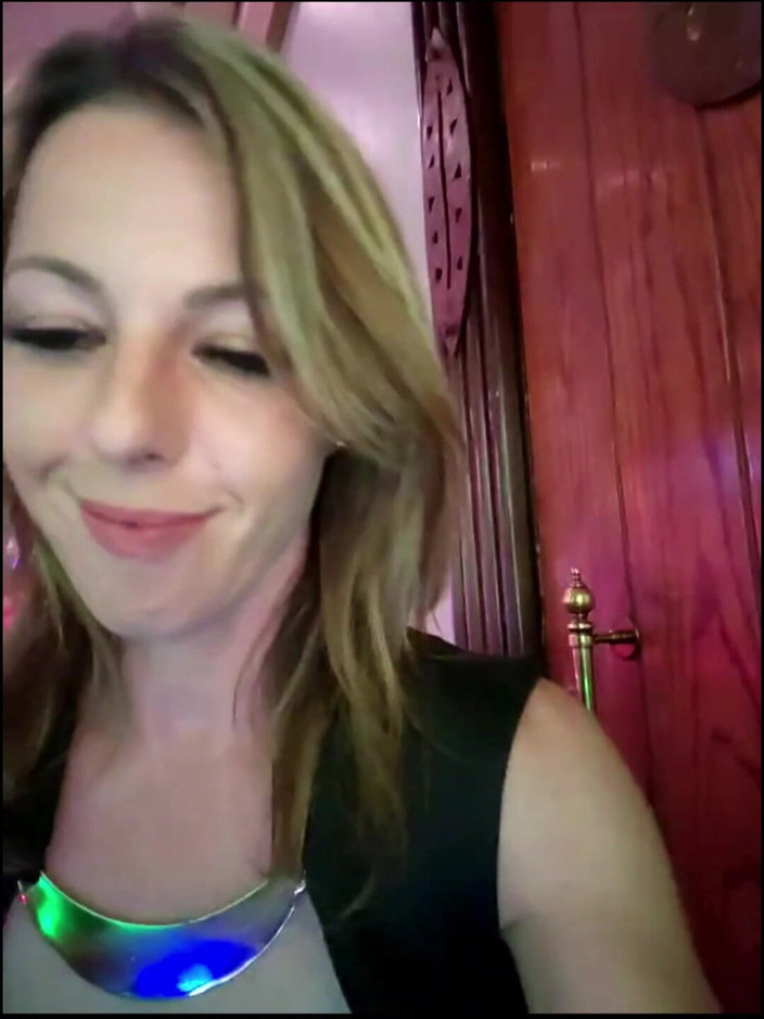 Anati Brown And Nasty S: Milf toont en speelt met poesje in het casino