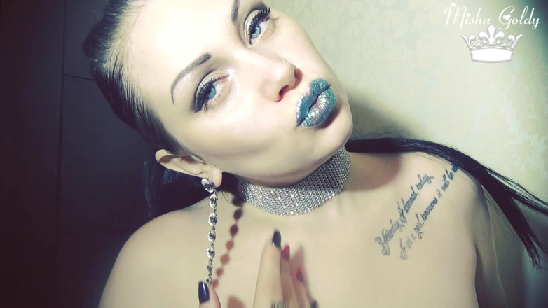 Goddess Misha Goldy: Lábios azuis com brilho cheirando e adorando