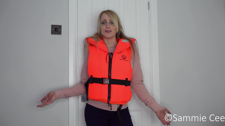 Sammie Cee: Marinepool reddingsvestdemonstratie