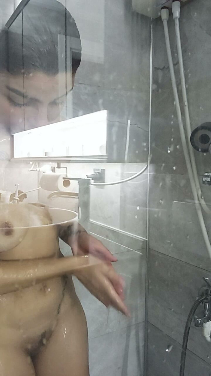 Esmer Tarcin: Sieh Zu, Wie Ich Nass in Der Dusche Bin