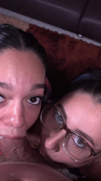 POV avsugning trekant: Ayira och Laeris i dubbel oralsex